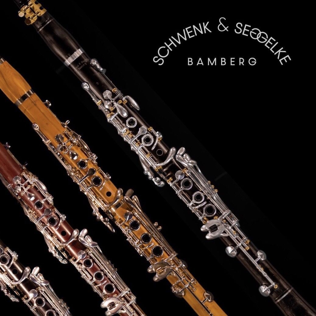 Vier Klarinetten mit dem Schwenk & Seggelke Bamberg Logo