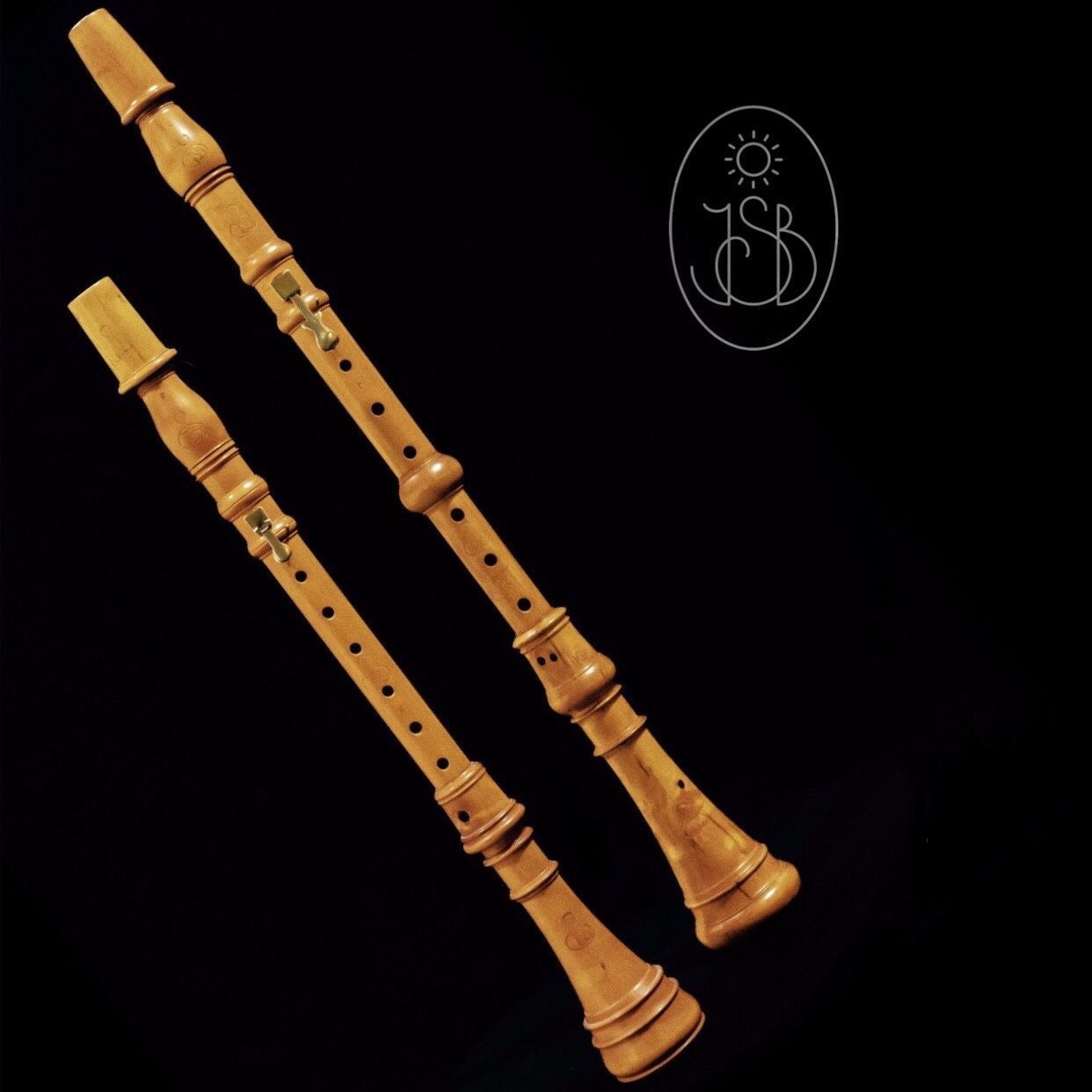 Zwei historische Klarinetten