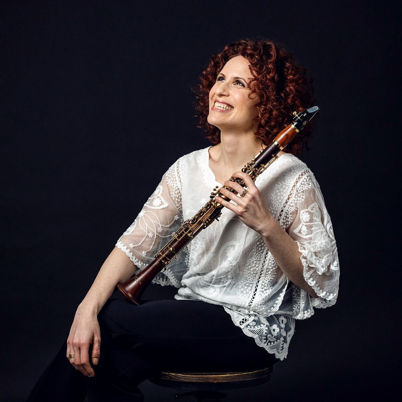 Shirley Brill mit einer Klarinette