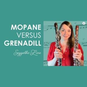 Frau hält zwei Klarinetten mit der Überschrift "Mopane versus Grenadill"