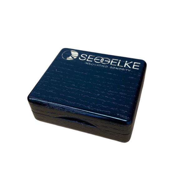 Blattetui in Schwarz mit Seggelke Logo