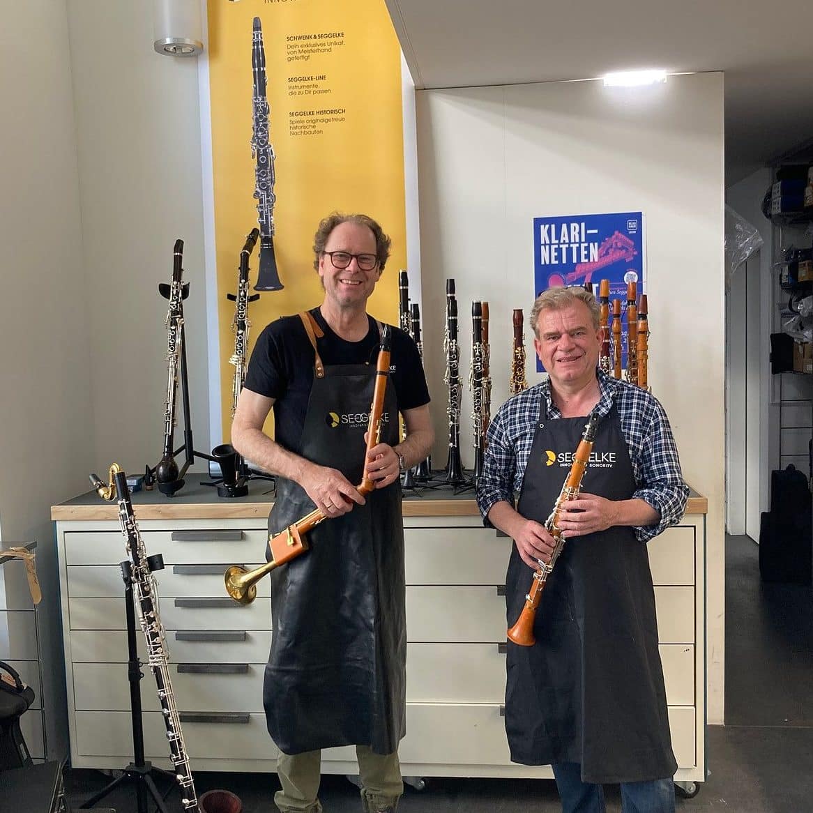 Zwei Männer mit Klarinetten stehen nebeneinander